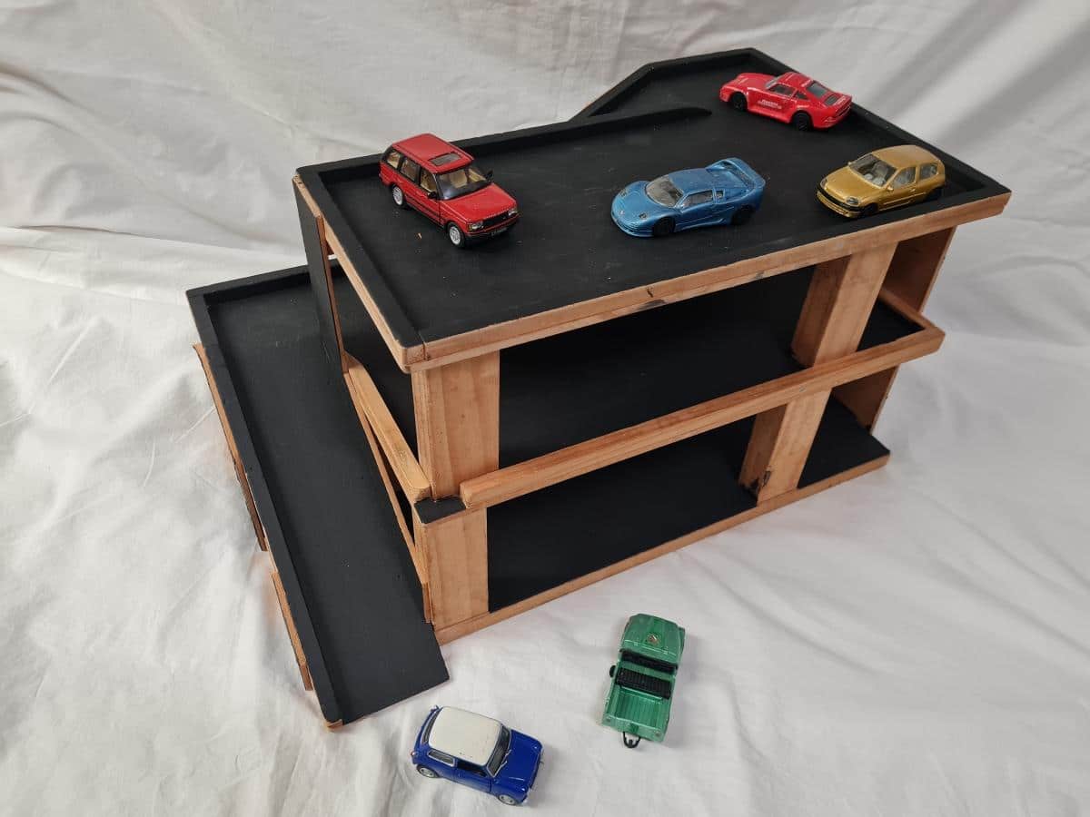 Wooden Garage and vehicle set